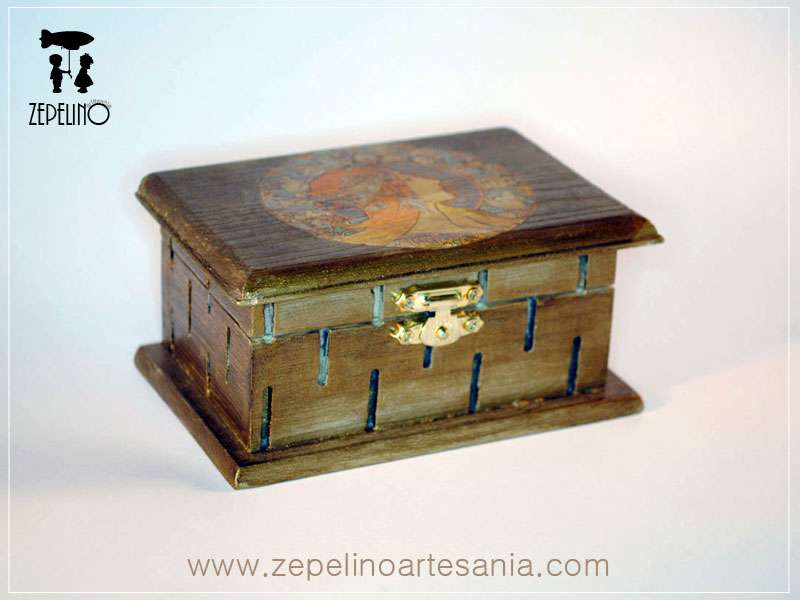 Caja envejecida de Mucha